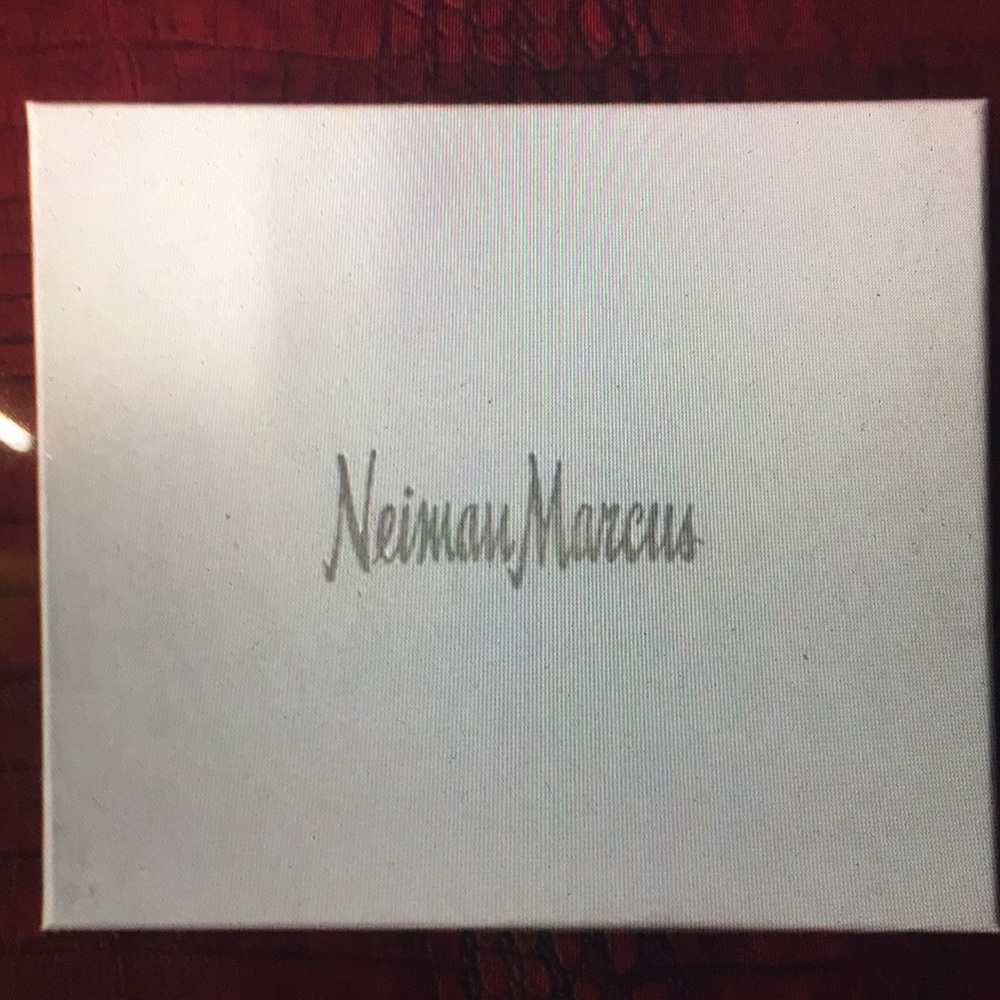NEIMAN MARCUS - PASSPORT HOLDER W/LUGGAGE TAGS